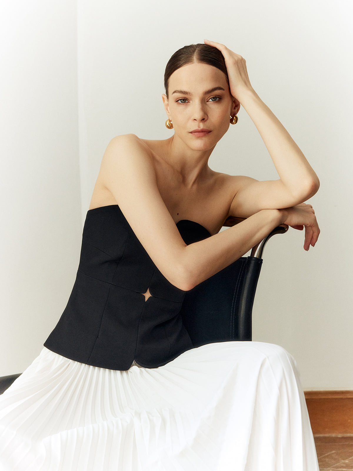 Schulterfreies, langes Plisseekleid