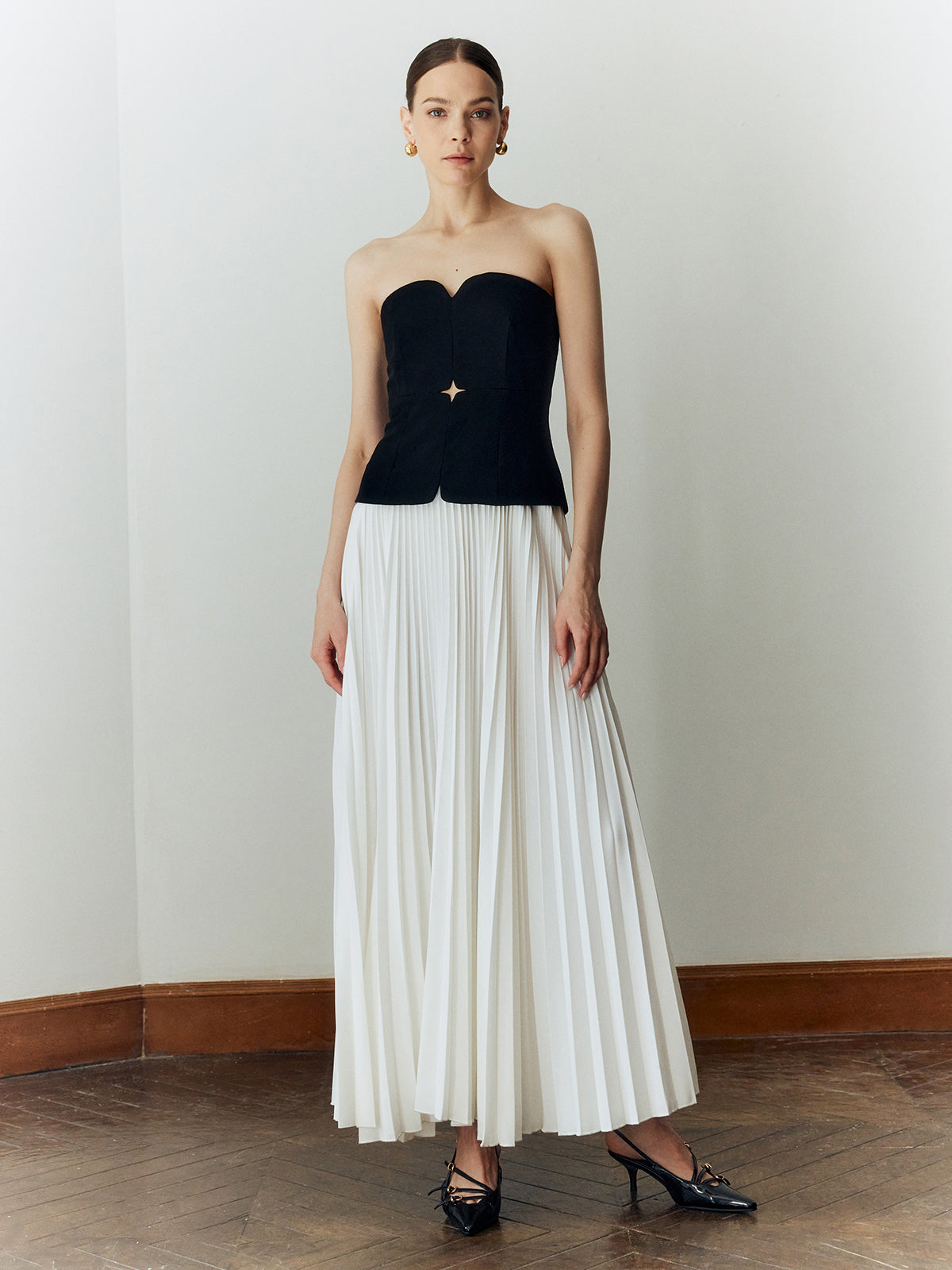 Schulterfreies, langes Plisseekleid