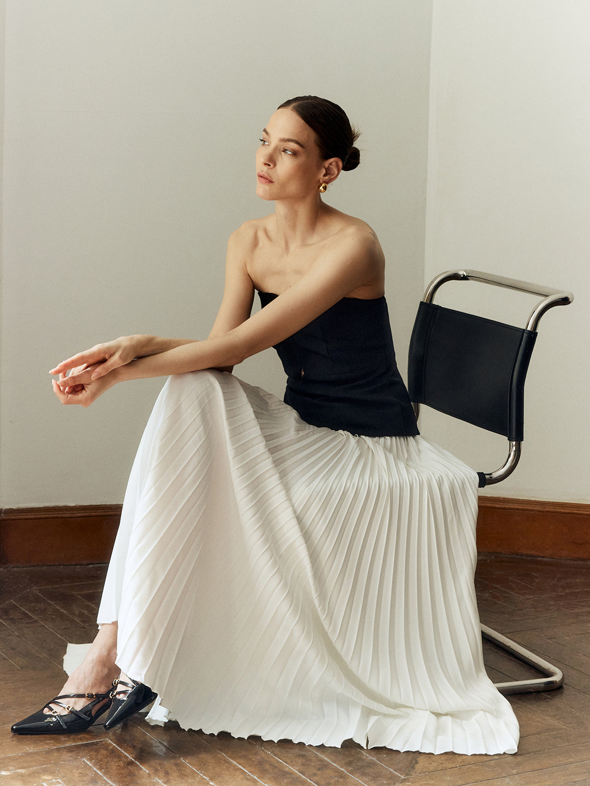 Schulterfreies, langes Plisseekleid