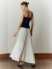 Schulterfreies, langes Plisseekleid