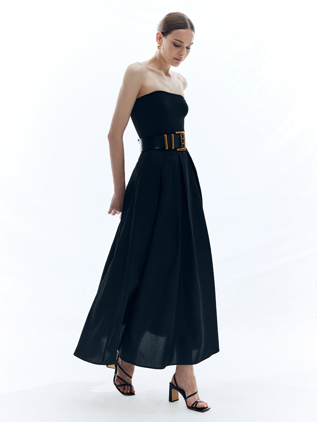Einfarbiges, schulterfreies, langes Kleid ohne Gürtel