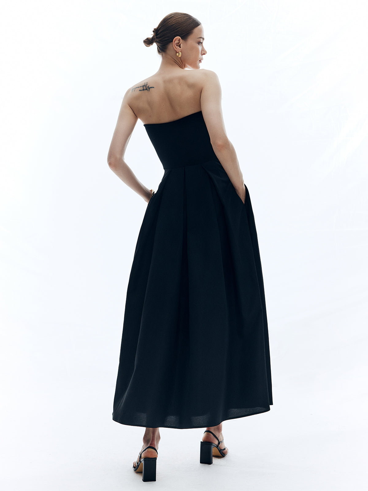 Einfarbiges, schulterfreies, langes Kleid ohne Gürtel