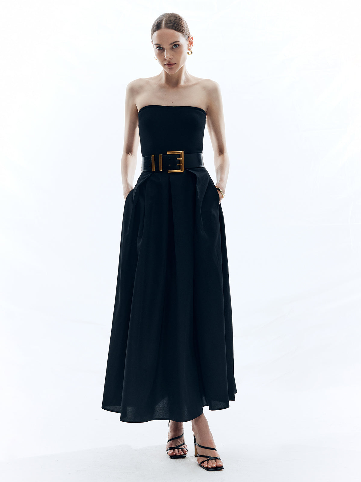 Einfarbiges, schulterfreies, langes Kleid ohne Gürtel