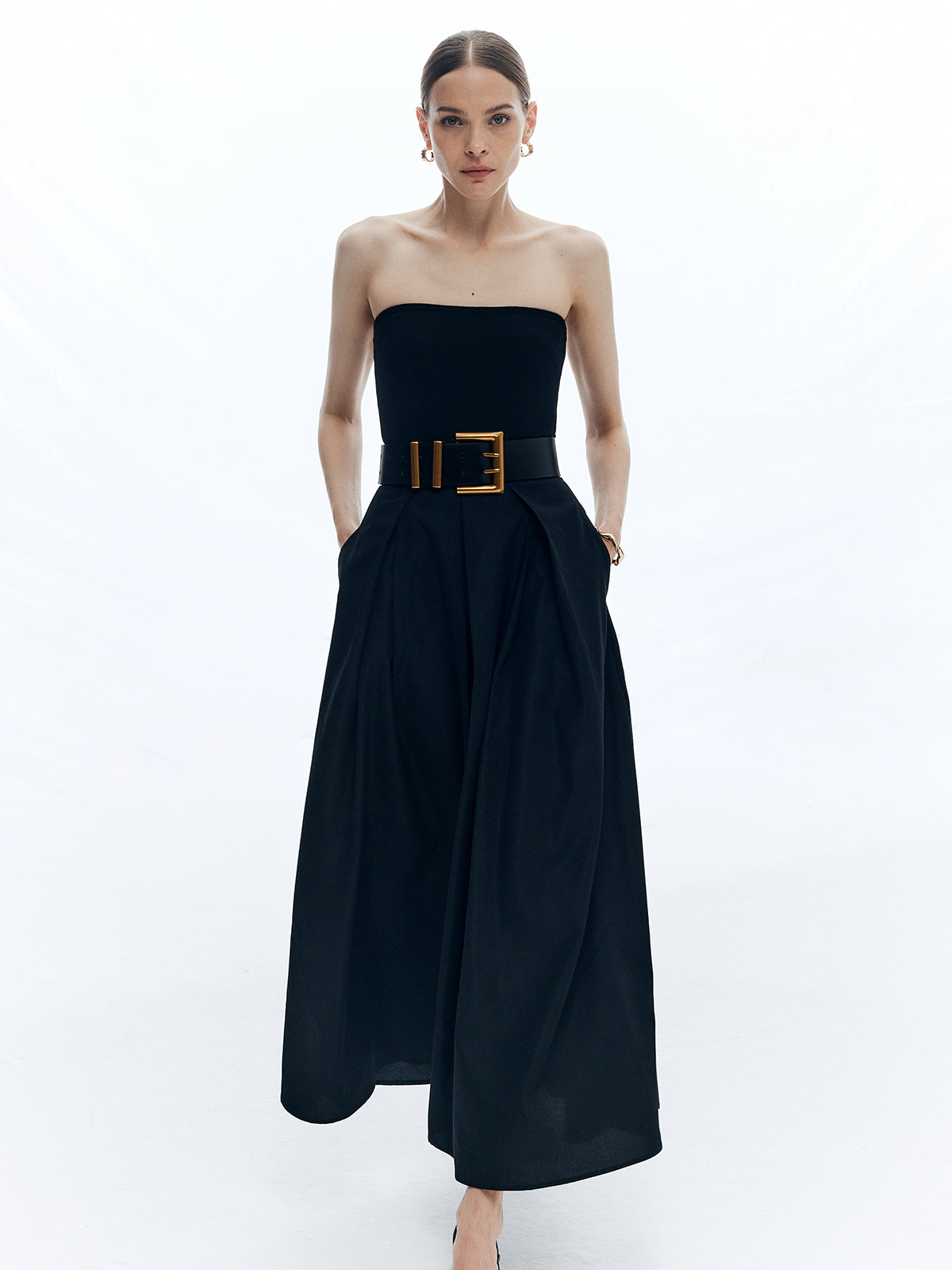 Einfarbiges, schulterfreies, langes Kleid ohne Gürtel