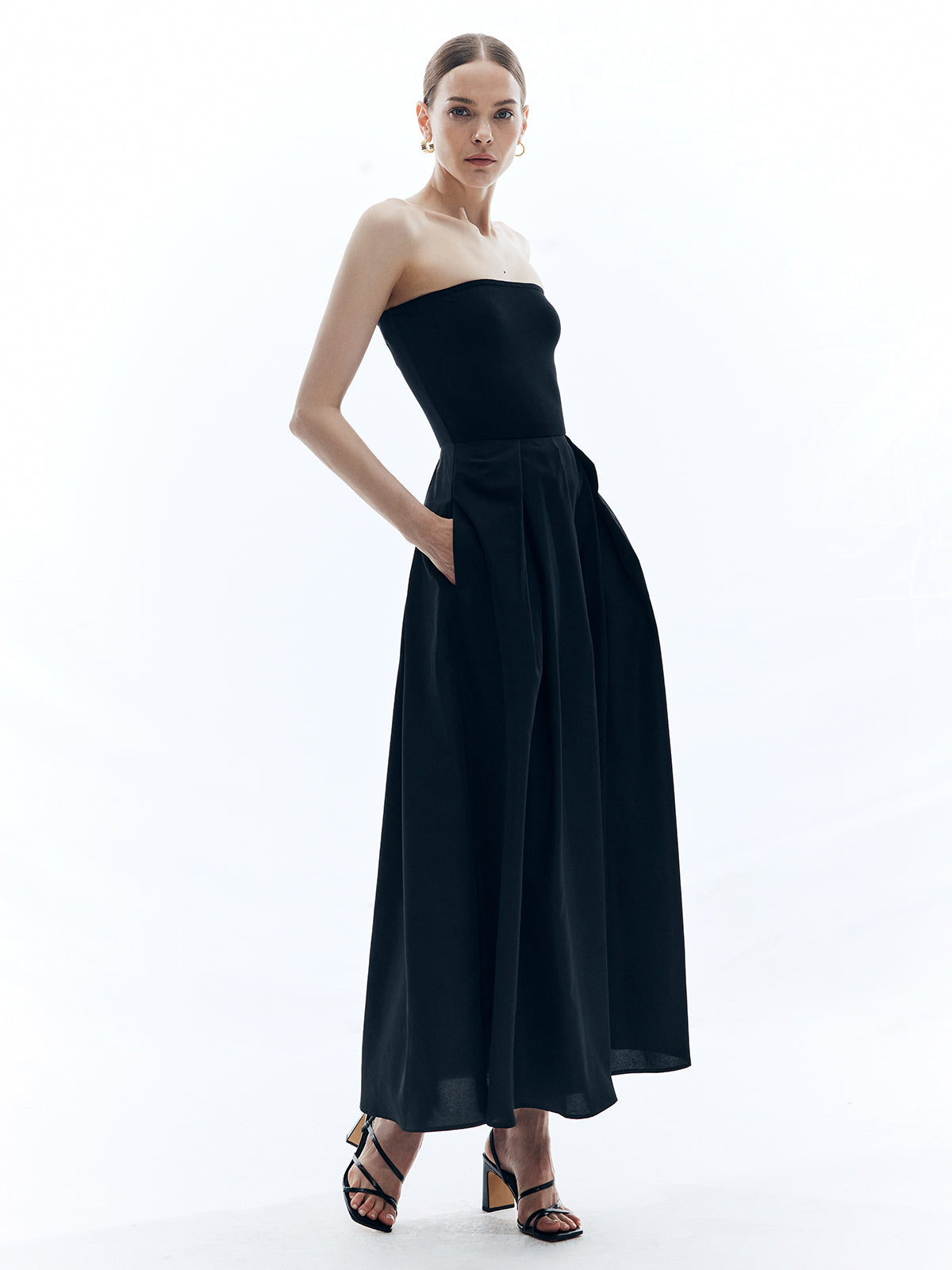 Einfarbiges, schulterfreies, langes Kleid ohne Gürtel
