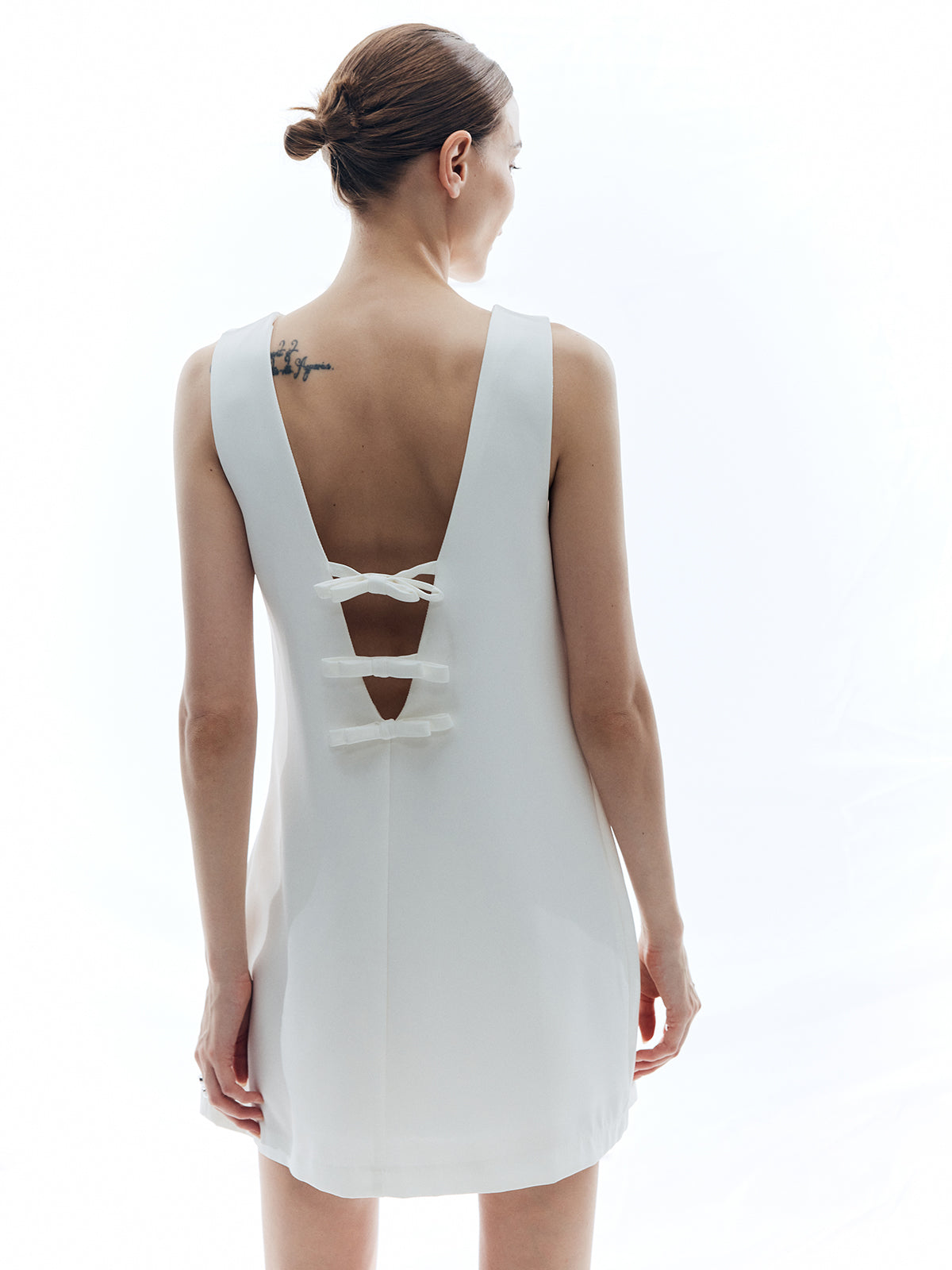 Einfarbiges rückenfreies, ärmelloses Kleid mit Knoten