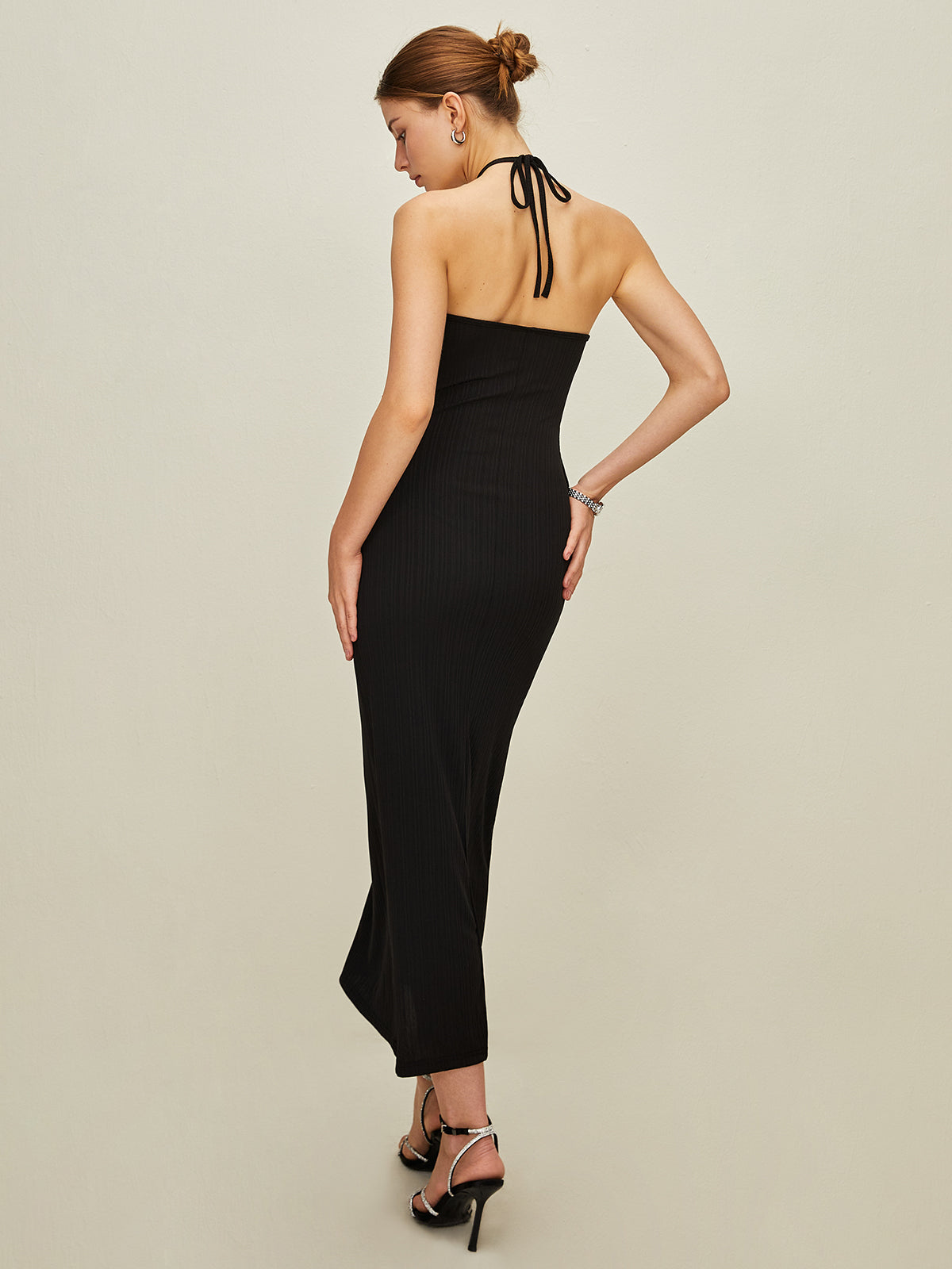 Rückenfreies Neckholder-Kleid mit Knoten