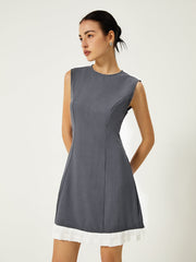 Ärmelloses, kurzes Kleid mit kontrastierendem Rüschensaum