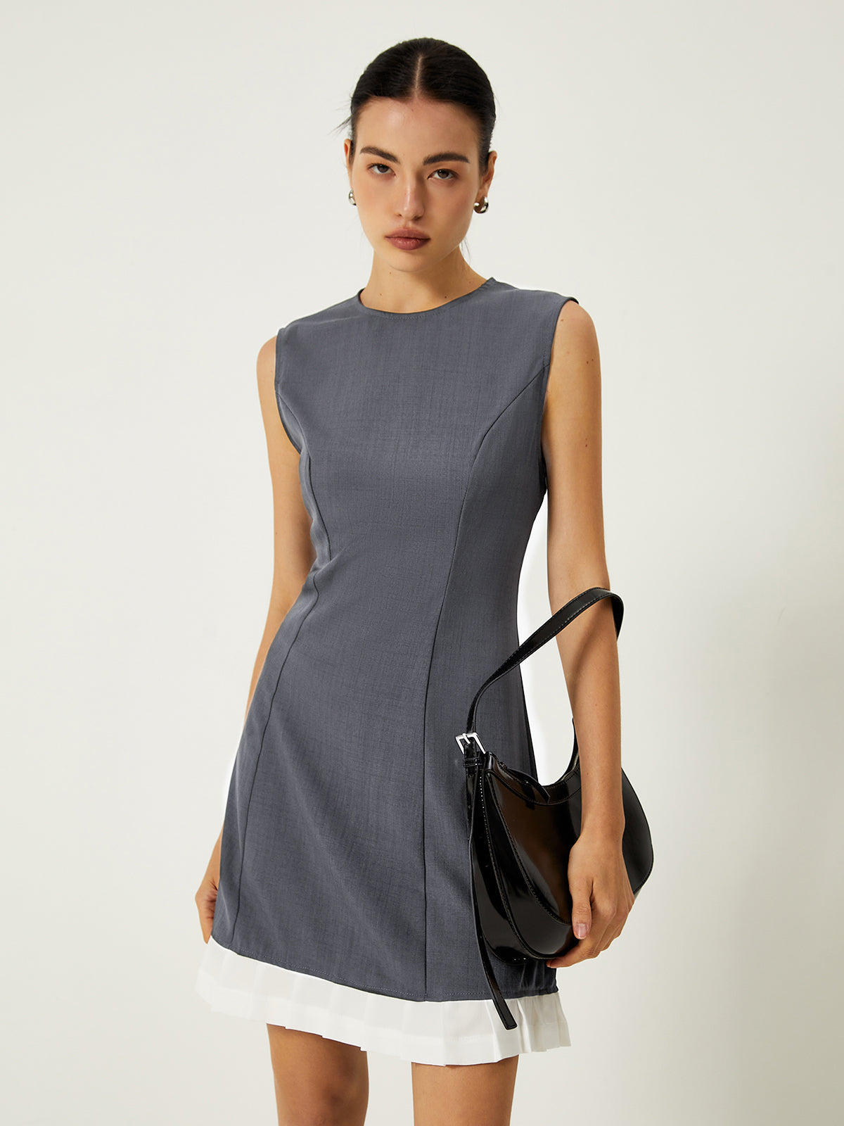 Ärmelloses, kurzes Kleid mit kontrastierendem Rüschensaum