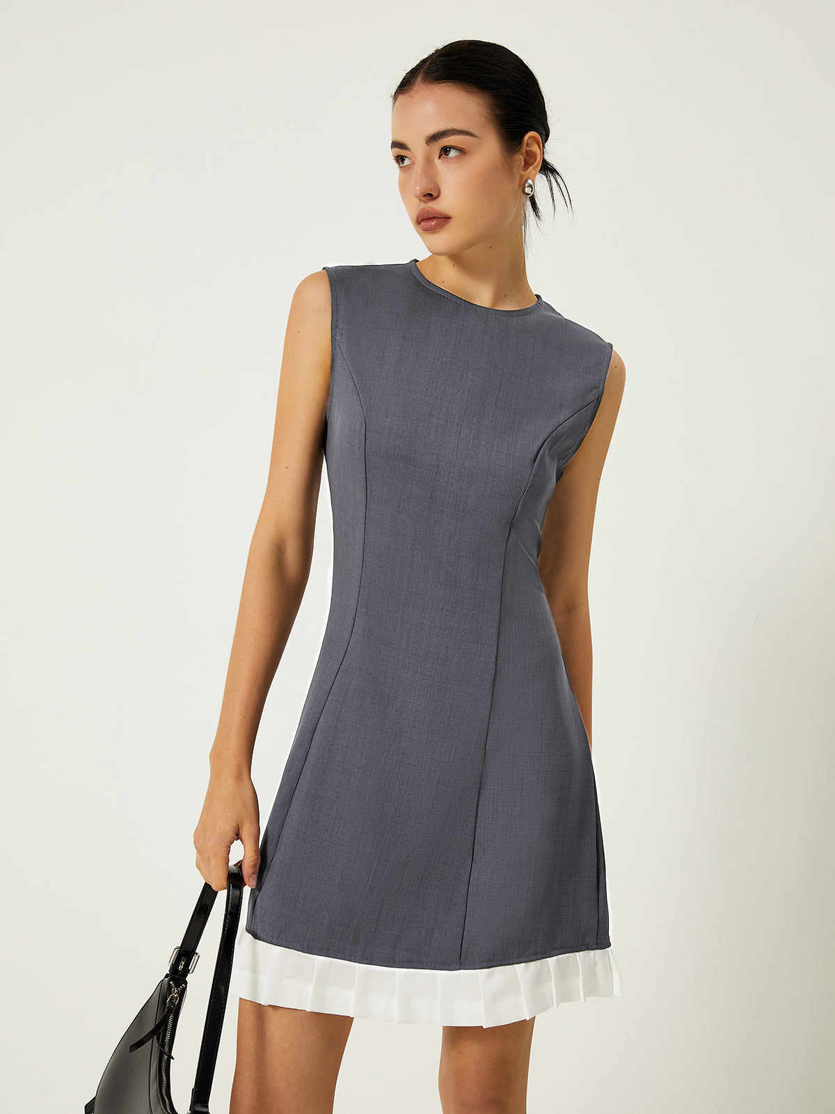 Ärmelloses, kurzes Kleid mit kontrastierendem Rüschensaum