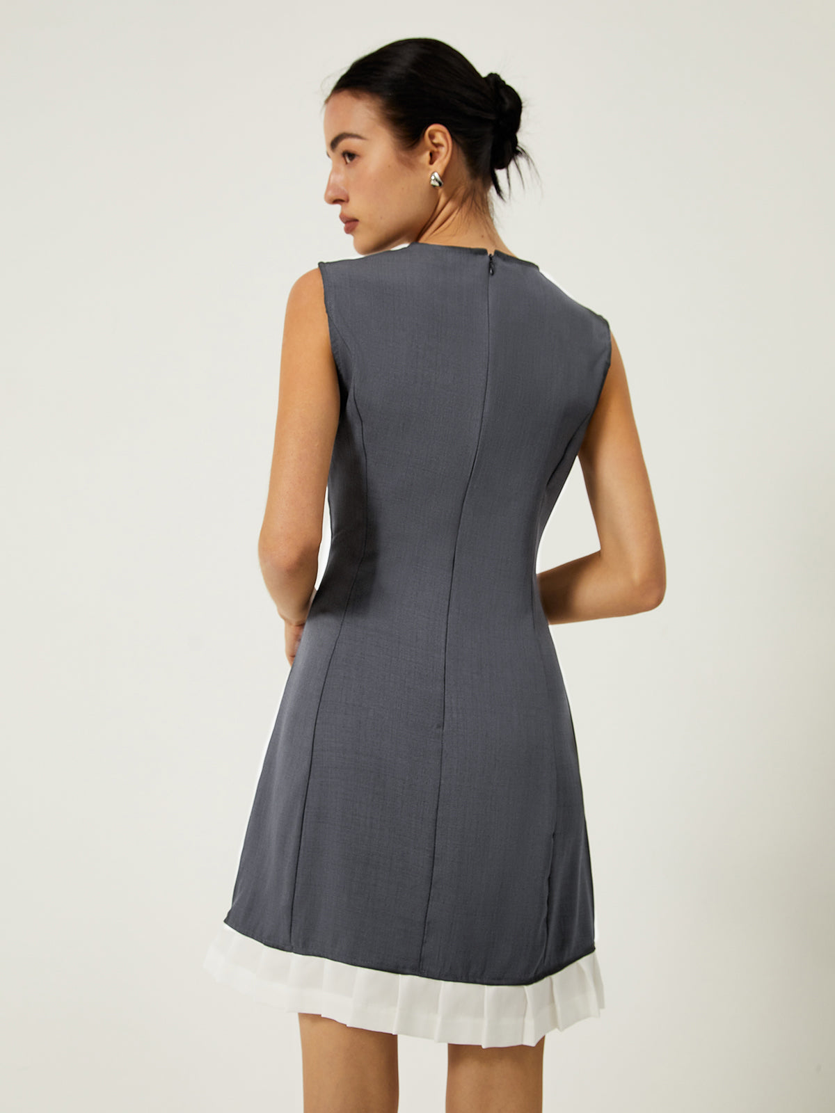 Ärmelloses, kurzes Kleid mit kontrastierendem Rüschensaum