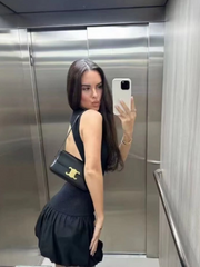 Ärmelloses, rückenfreies, kurzes Kleid mit Rundhalsausschnitt