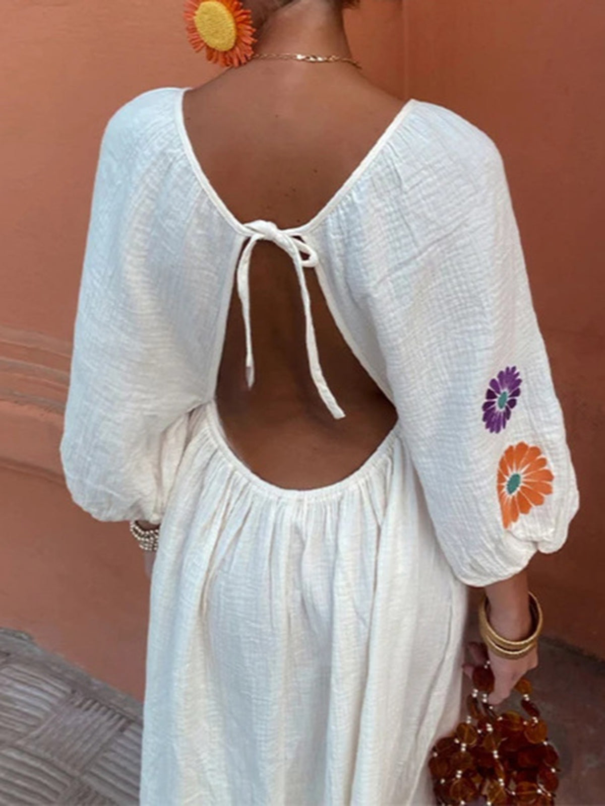 Rückenfreies Kleid mit Stickerei und V-Ausschnitt und Blumenmuster