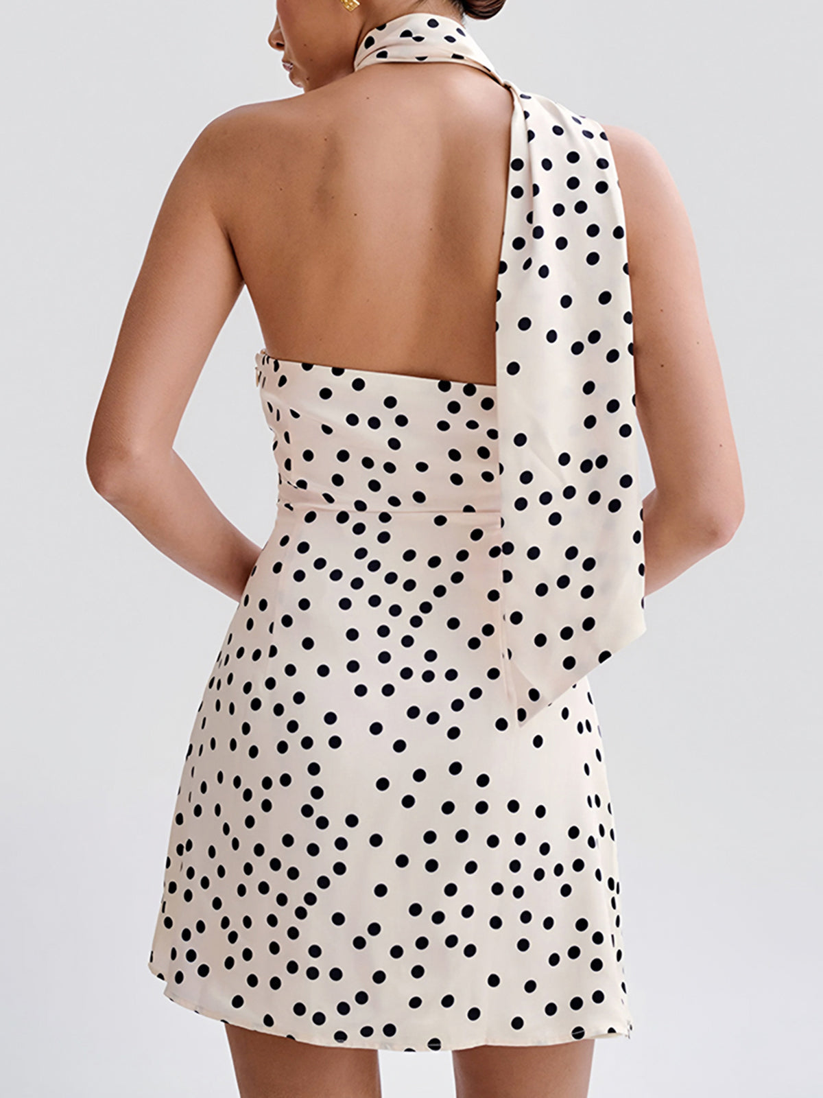 Asymmetrisches Satinkleid mit Polka Dots