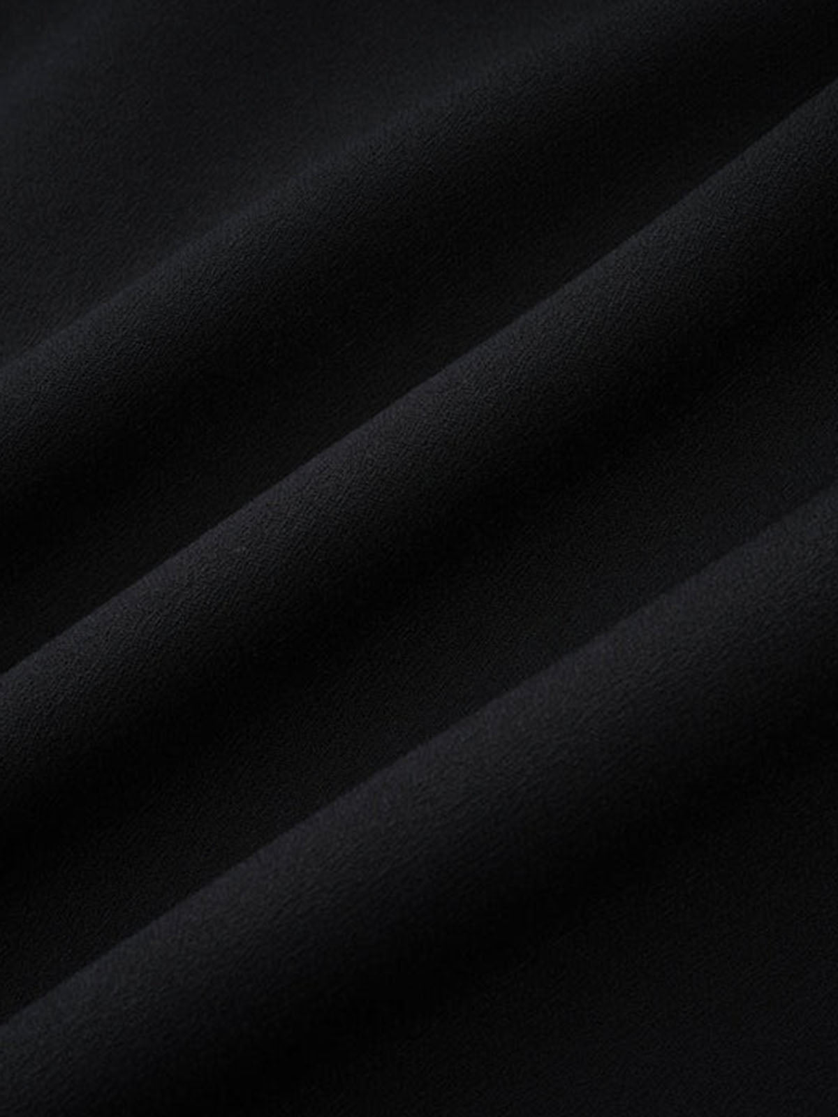 Ärmelloses Neckholder-Kleid mit V-Ausschnitt und goldenen Knöpfen