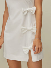 Kurzes Kleid mit asymmetrischer Schleife