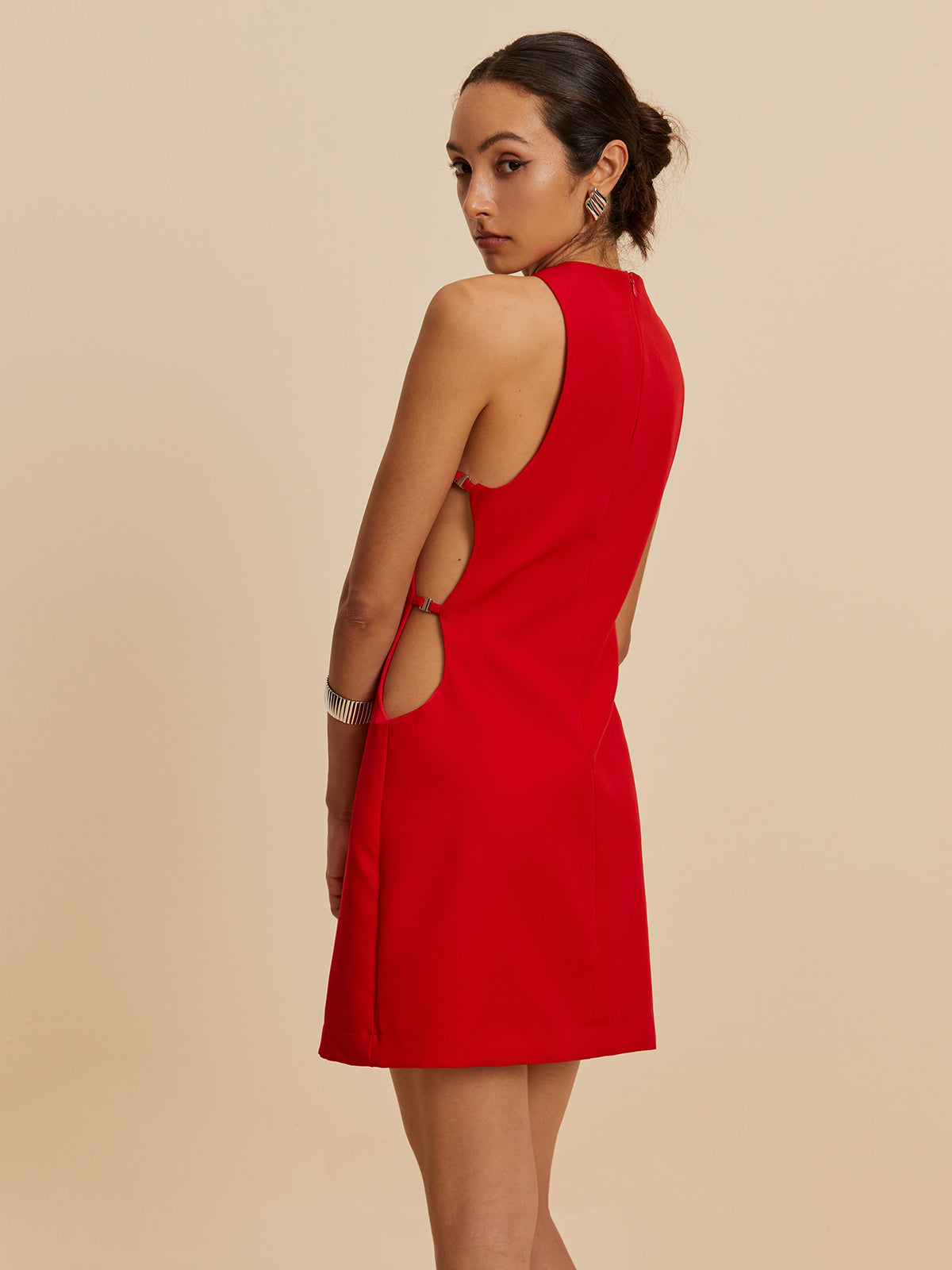 Ärmelloses Kleid mit Rundhalsausschnitt und Cut-Outs