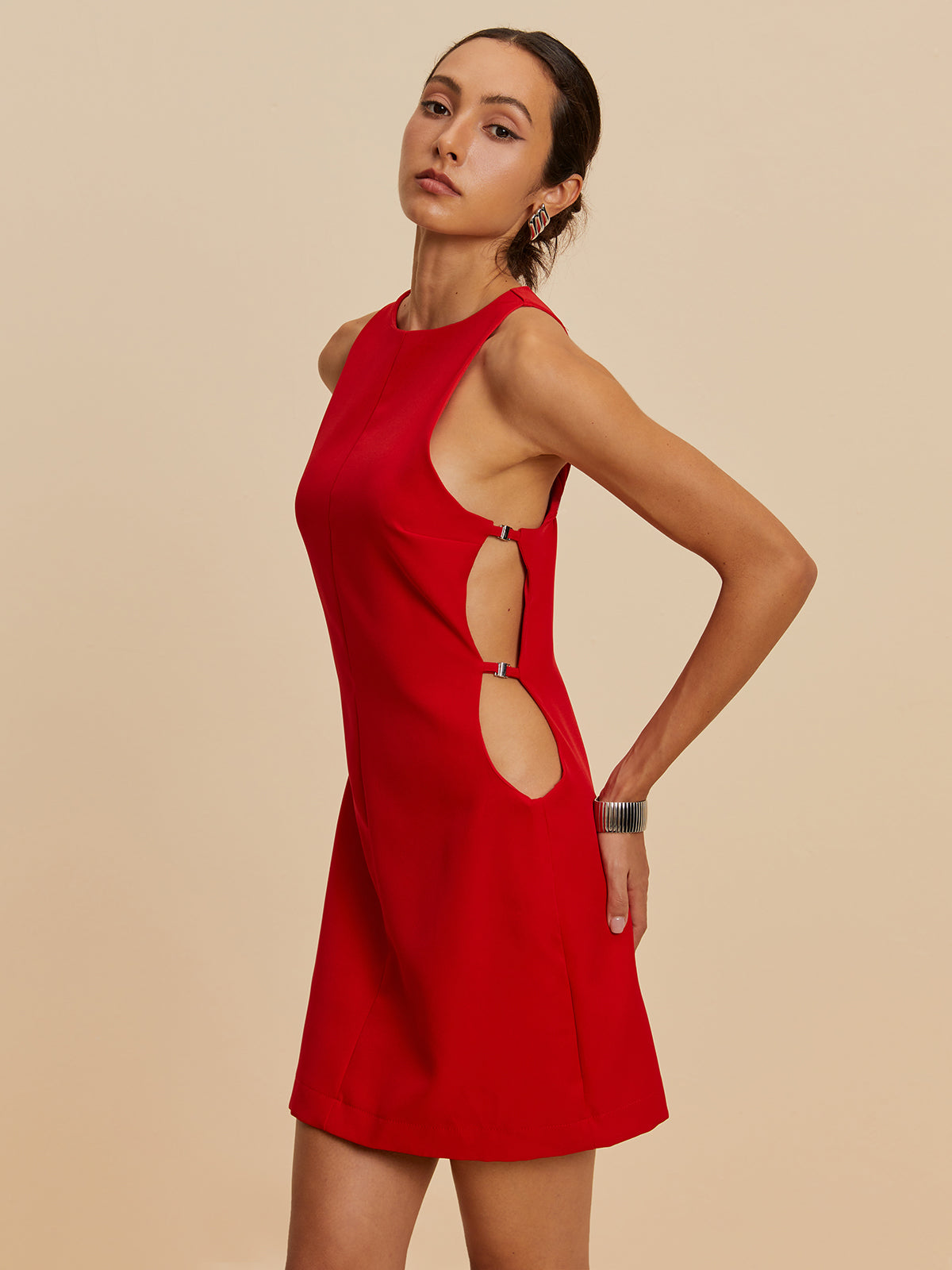 Ärmelloses Kleid mit Rundhalsausschnitt und Cut-Outs
