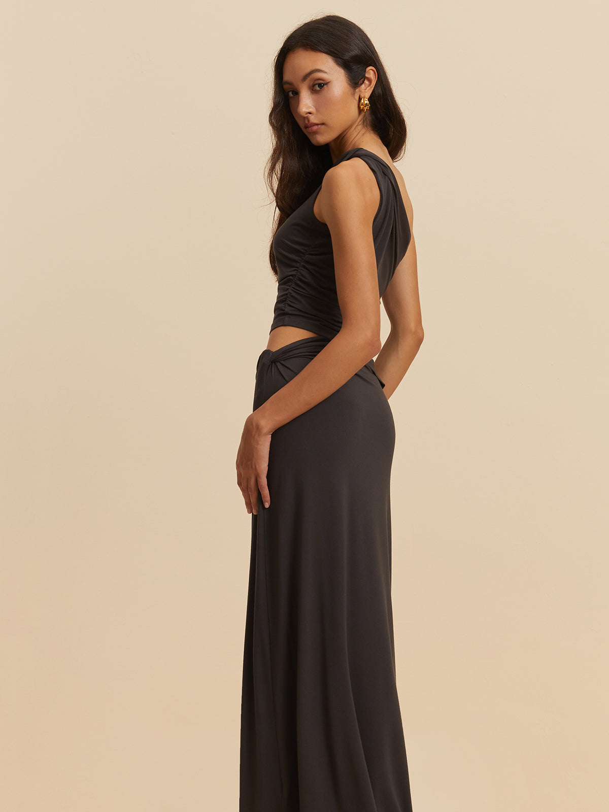 Asymmetrisches ärmelloses Kleid mit Ausschnitt