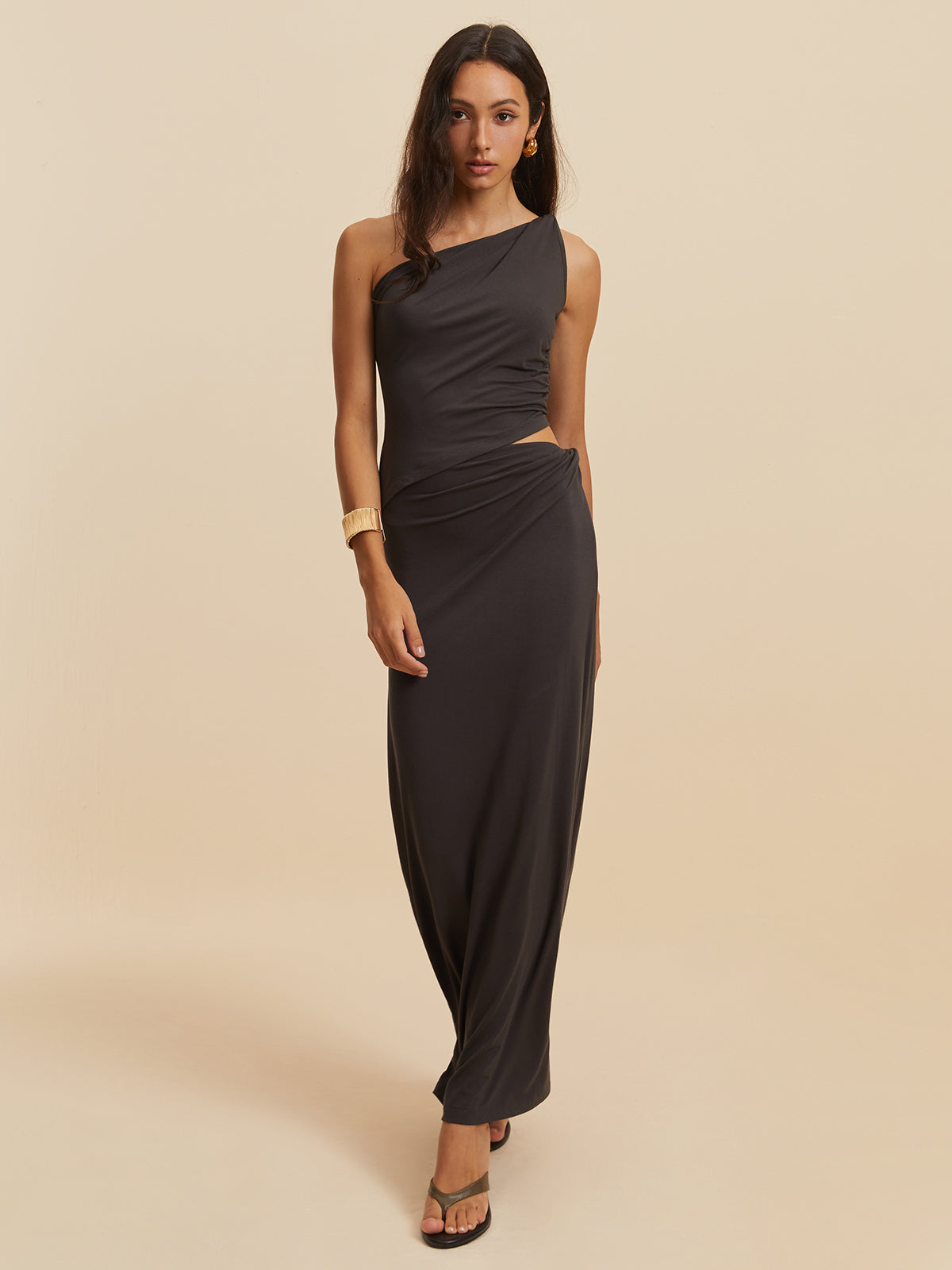 Asymmetrisches ärmelloses Kleid mit Ausschnitt