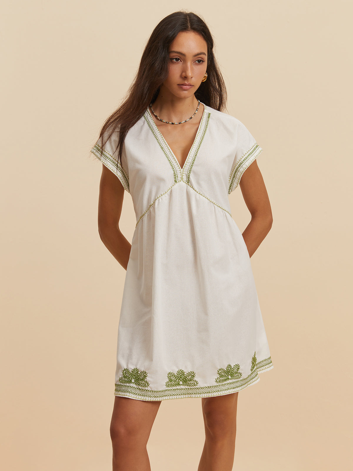 Kleid mit V-Ausschnitt und Flügelärmeln