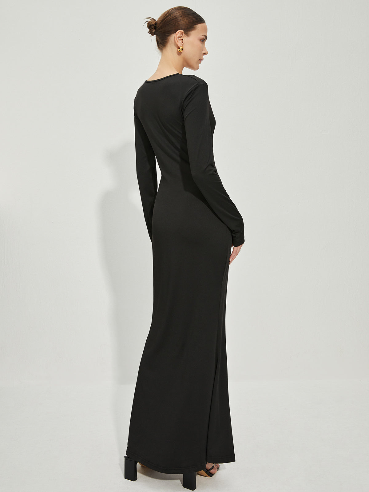 Schmales Metallkleid mit tiefem V-Ausschnitt