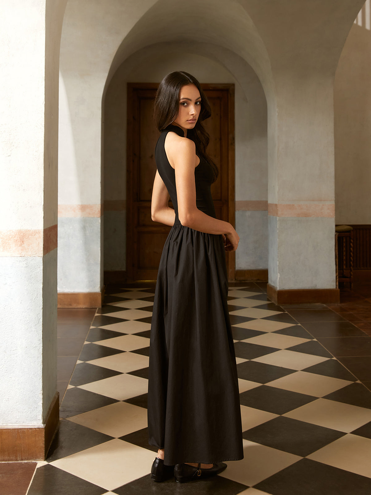 Asymmetrisches, schulterfreies, plissiertes langes Kleid mit Taschen