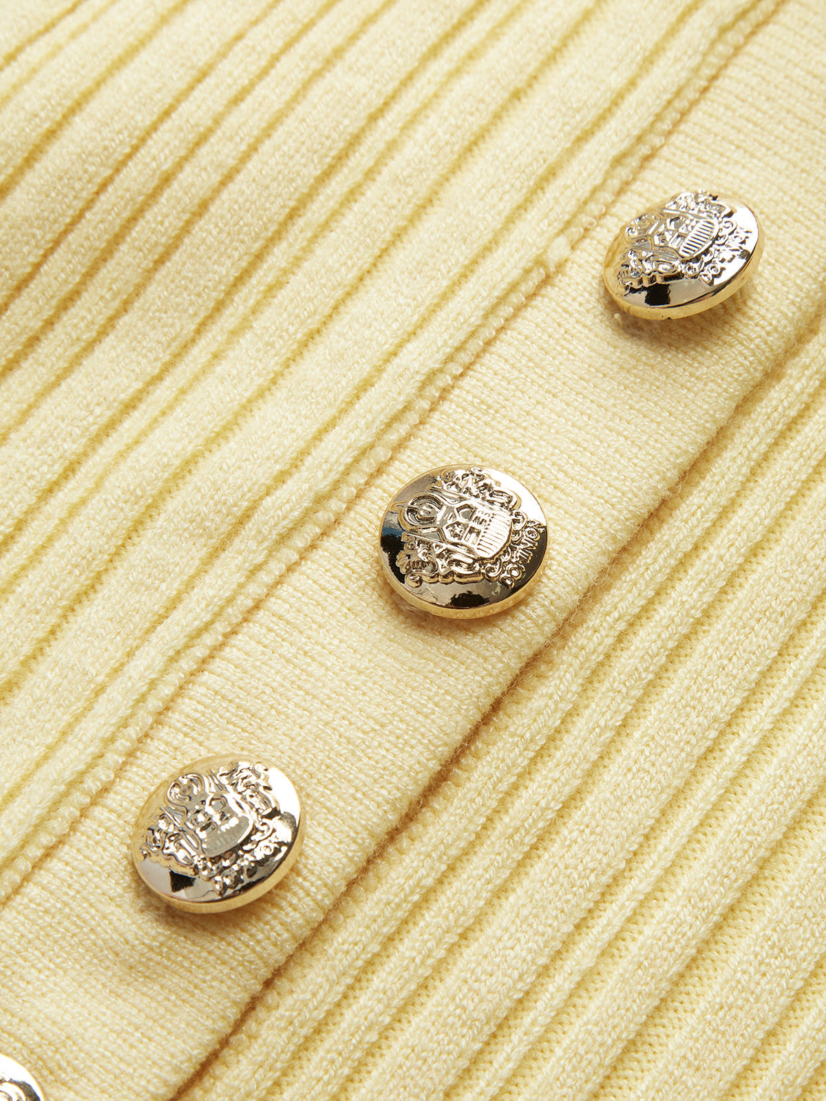 Kurzes Strickkleid mit schmalem Kragen und Metallknopf