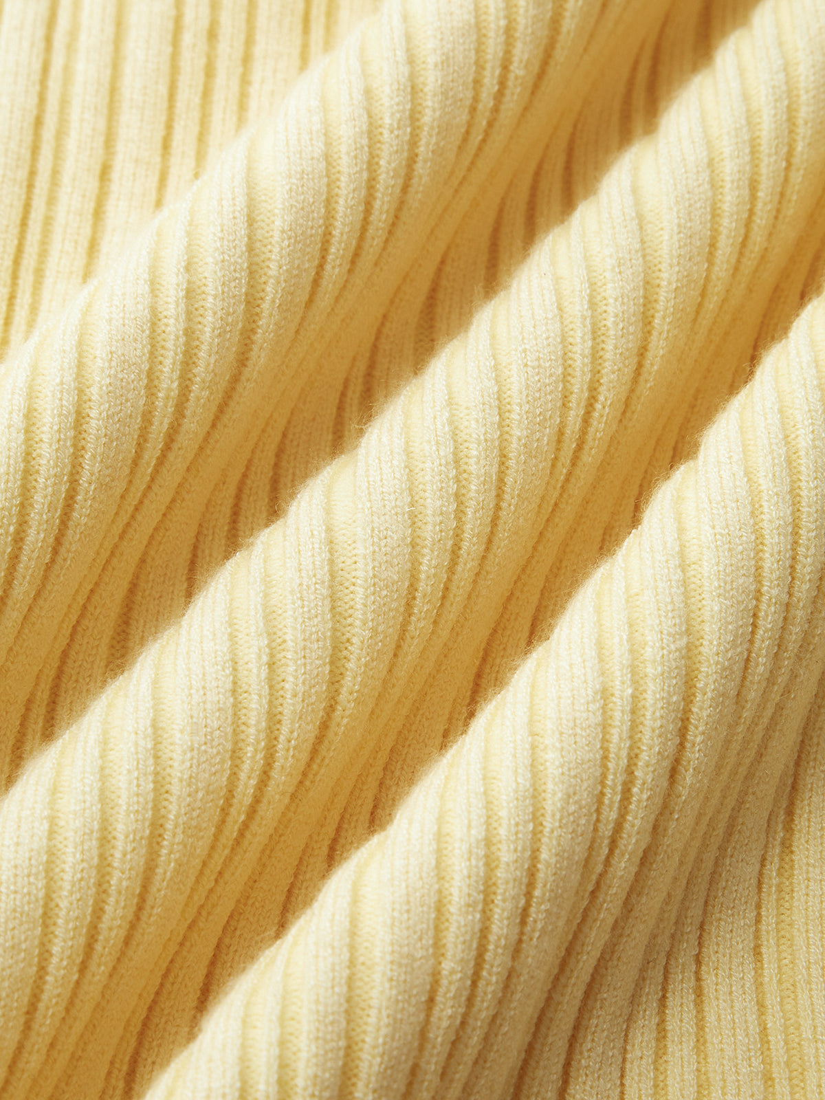 Kurzes Strickkleid mit schmalem Kragen und Metallknopf