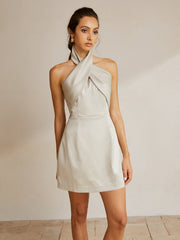 Kurzes, rückenfreies Neckholder-Kleid mit Kreuz