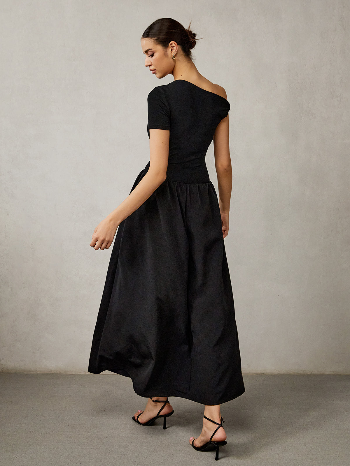 Langes Kleid mit asymmetrischem Ausschnitt und Plissee