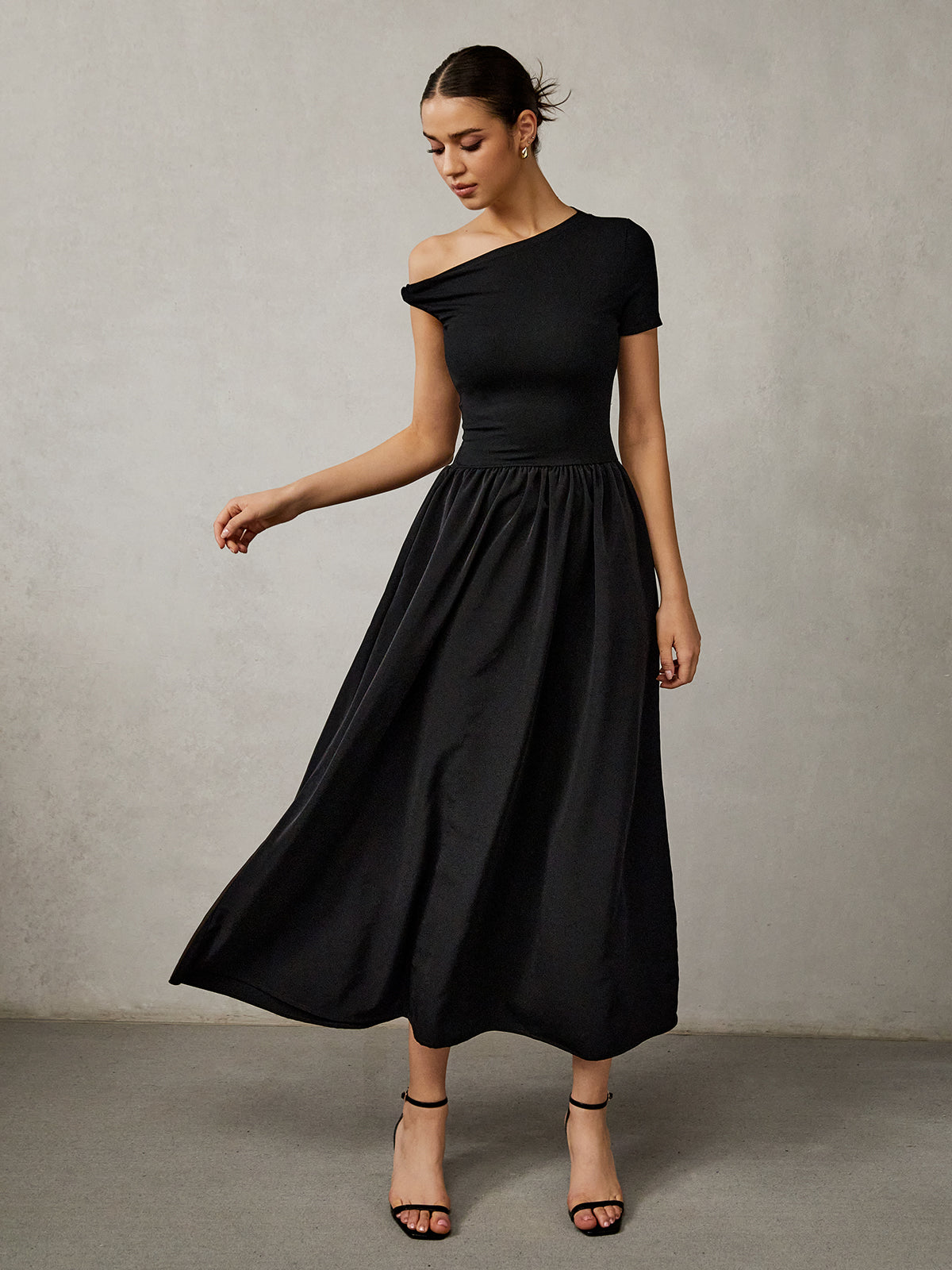 Langes Kleid mit asymmetrischem Ausschnitt und Plissee