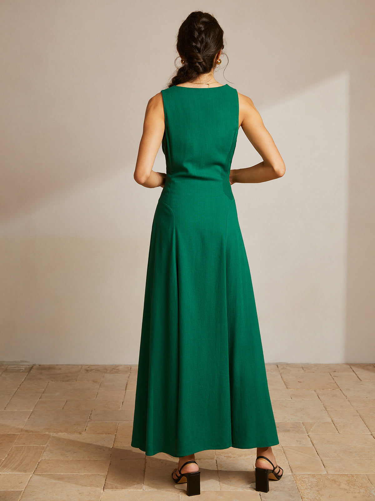 Ärmelloses Kleid mit V-Ausschnitt und Knopfleiste vorne