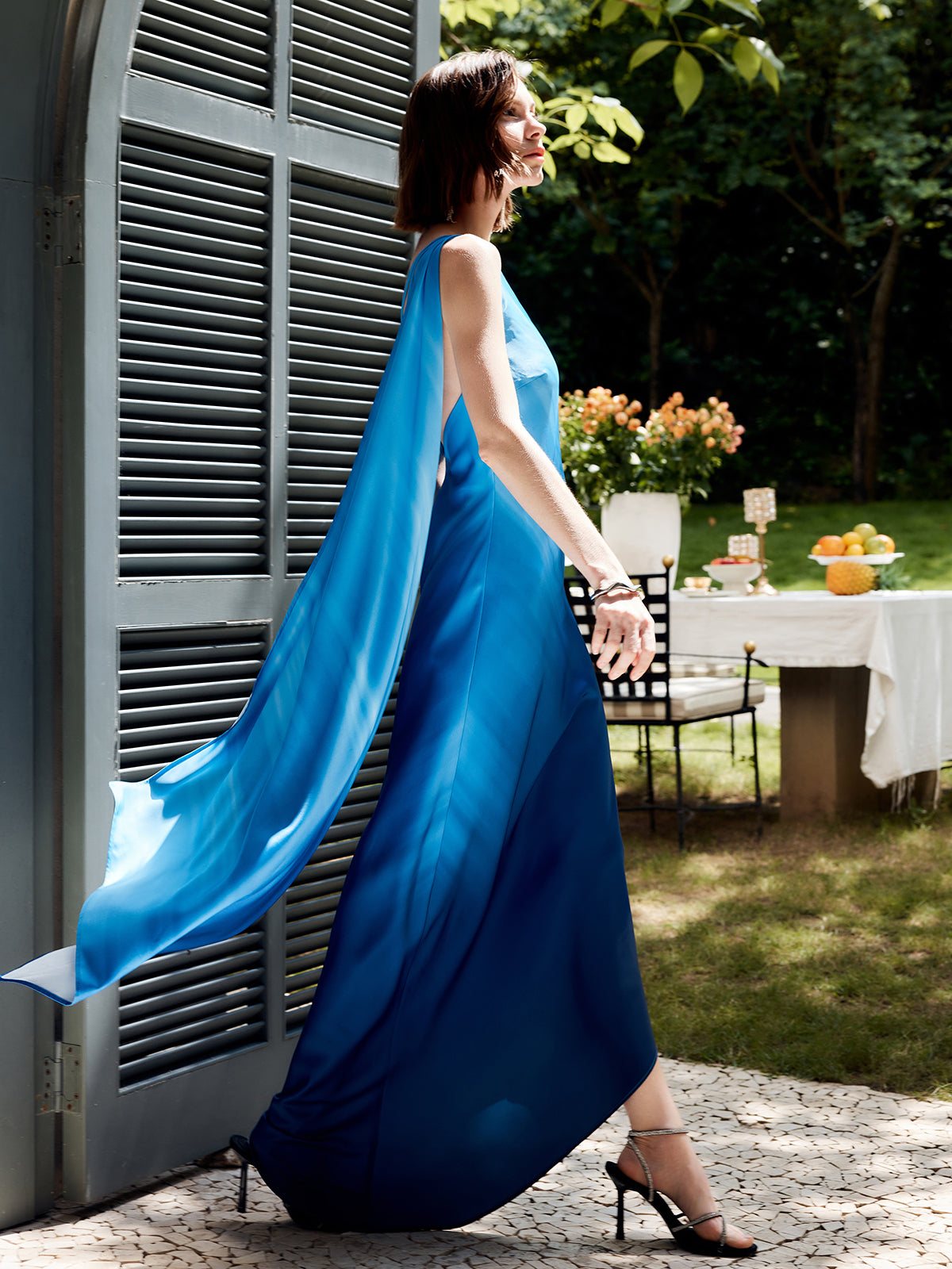 Asymmetrisches langes Kleid mit Farbverlauf und einer Schulter