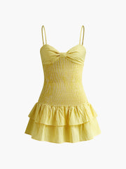 Gerafftes, rückenfreies, kurzes Camisole-Kleid mit Rüschen