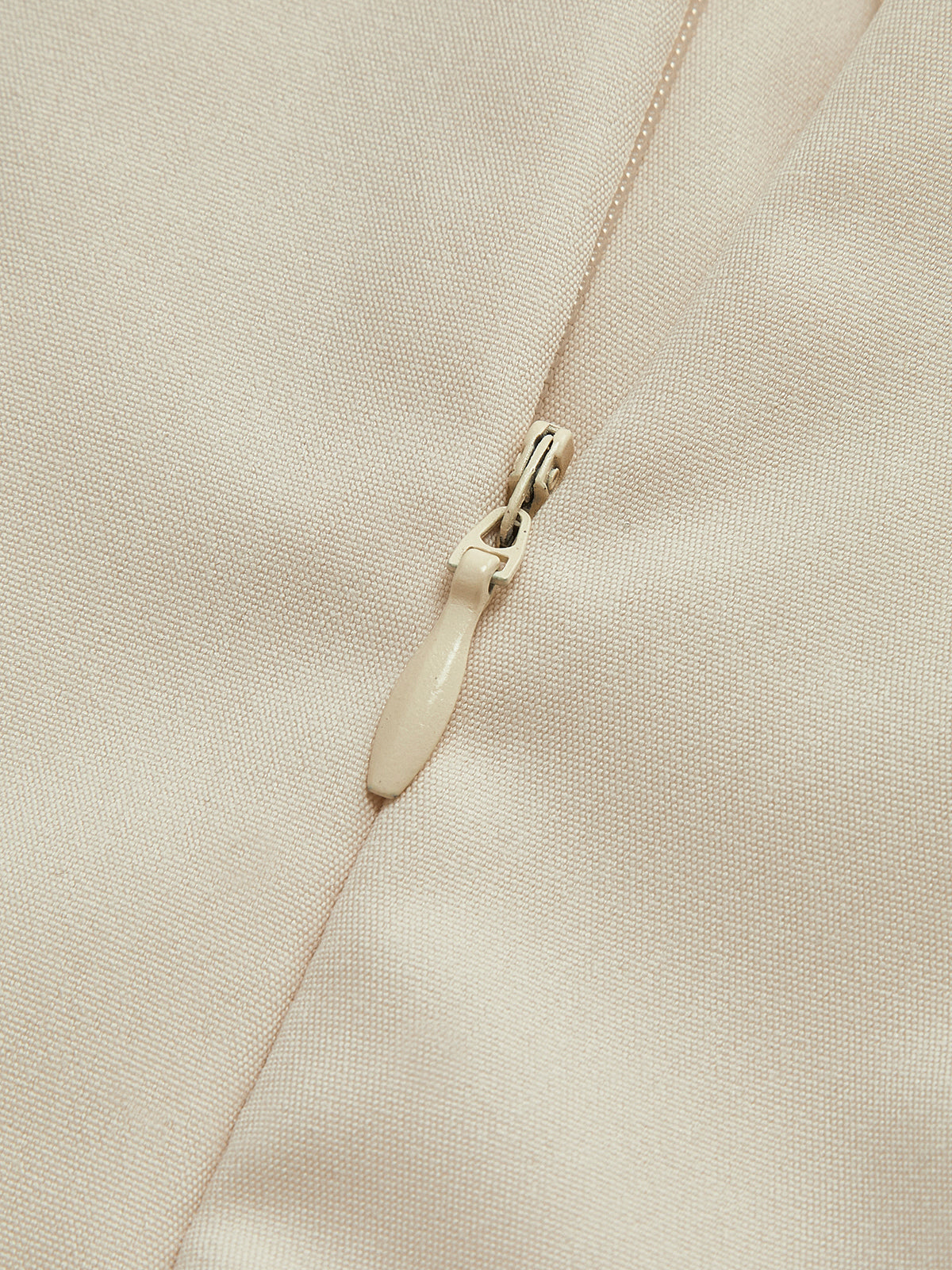 Langes Kleid mit Schlitz am Rücken und Puffärmeln