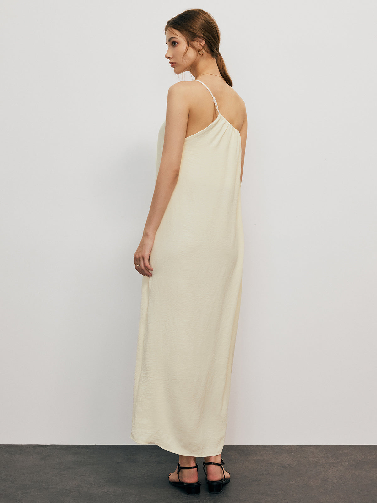Asymmetrisches schulterfreies langes Kleid