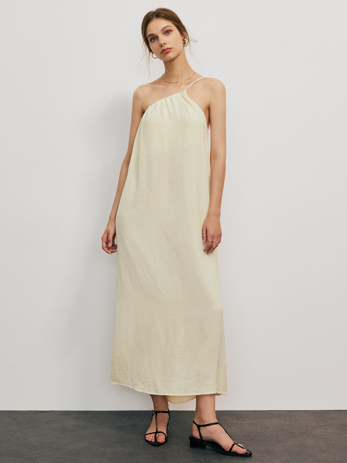 Asymmetrisches schulterfreies langes Kleid