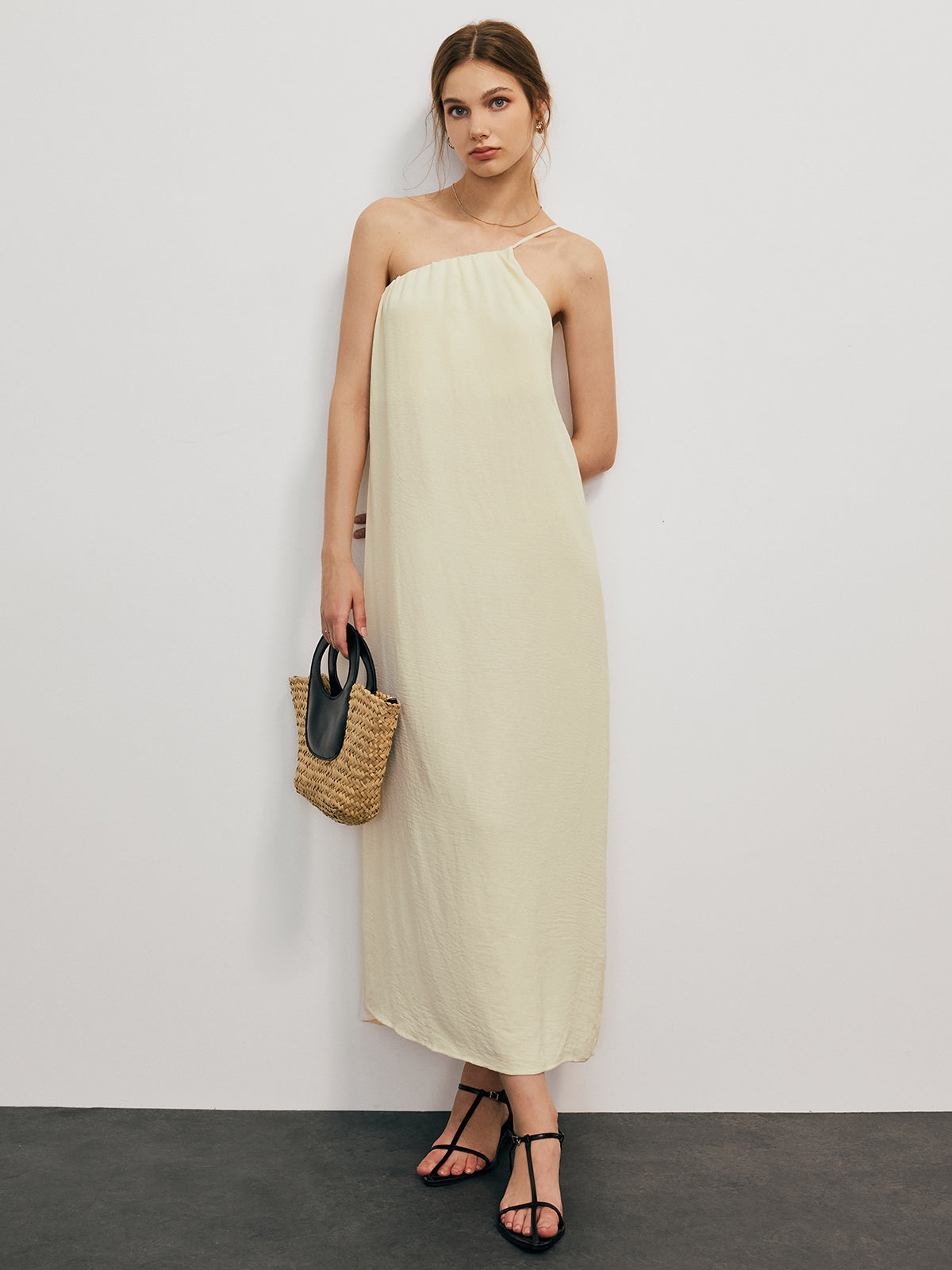 Asymmetrisches schulterfreies langes Kleid