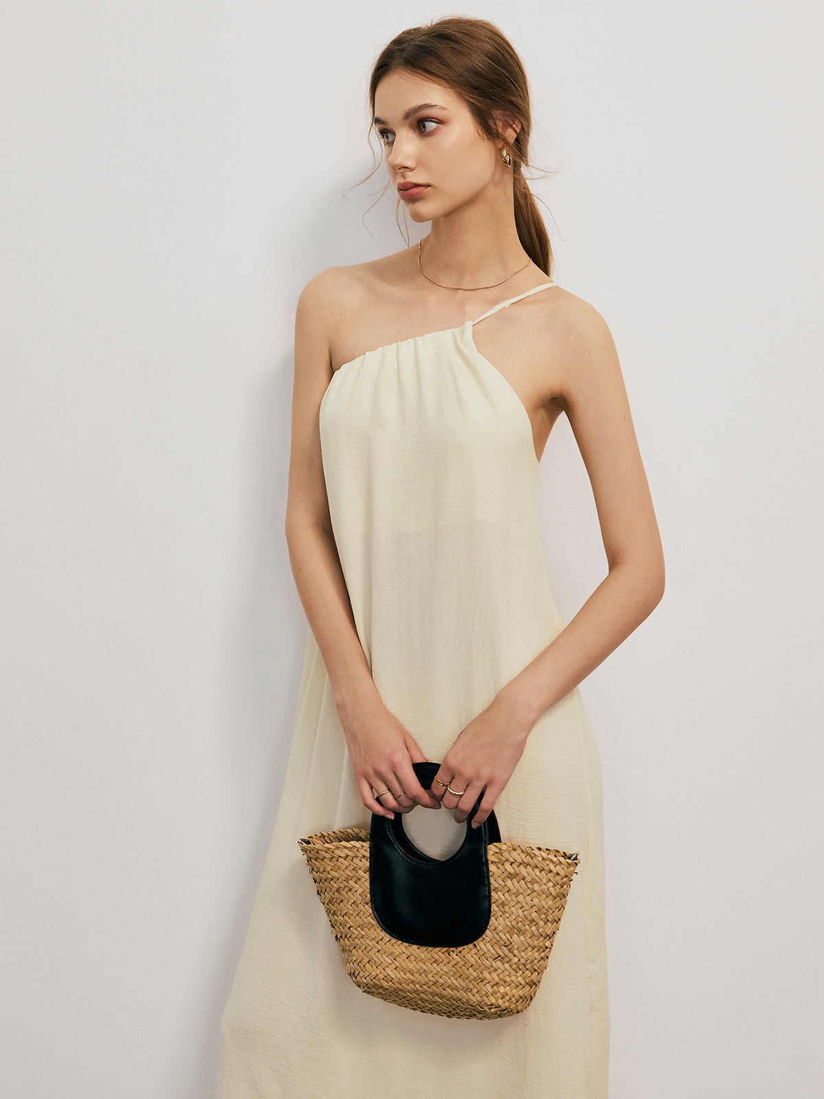Asymmetrisches schulterfreies langes Kleid