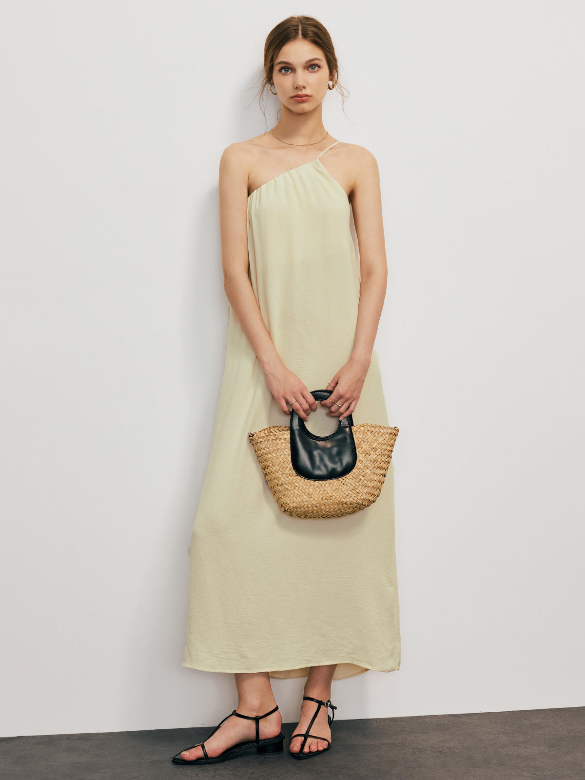 Asymmetrisches schulterfreies langes Kleid