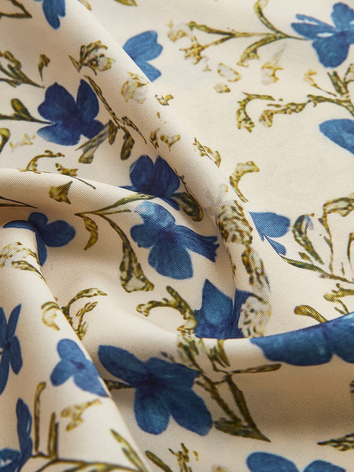 Langes Kleid mit Blumendruck, Knoten und unregelmäßigem Saum