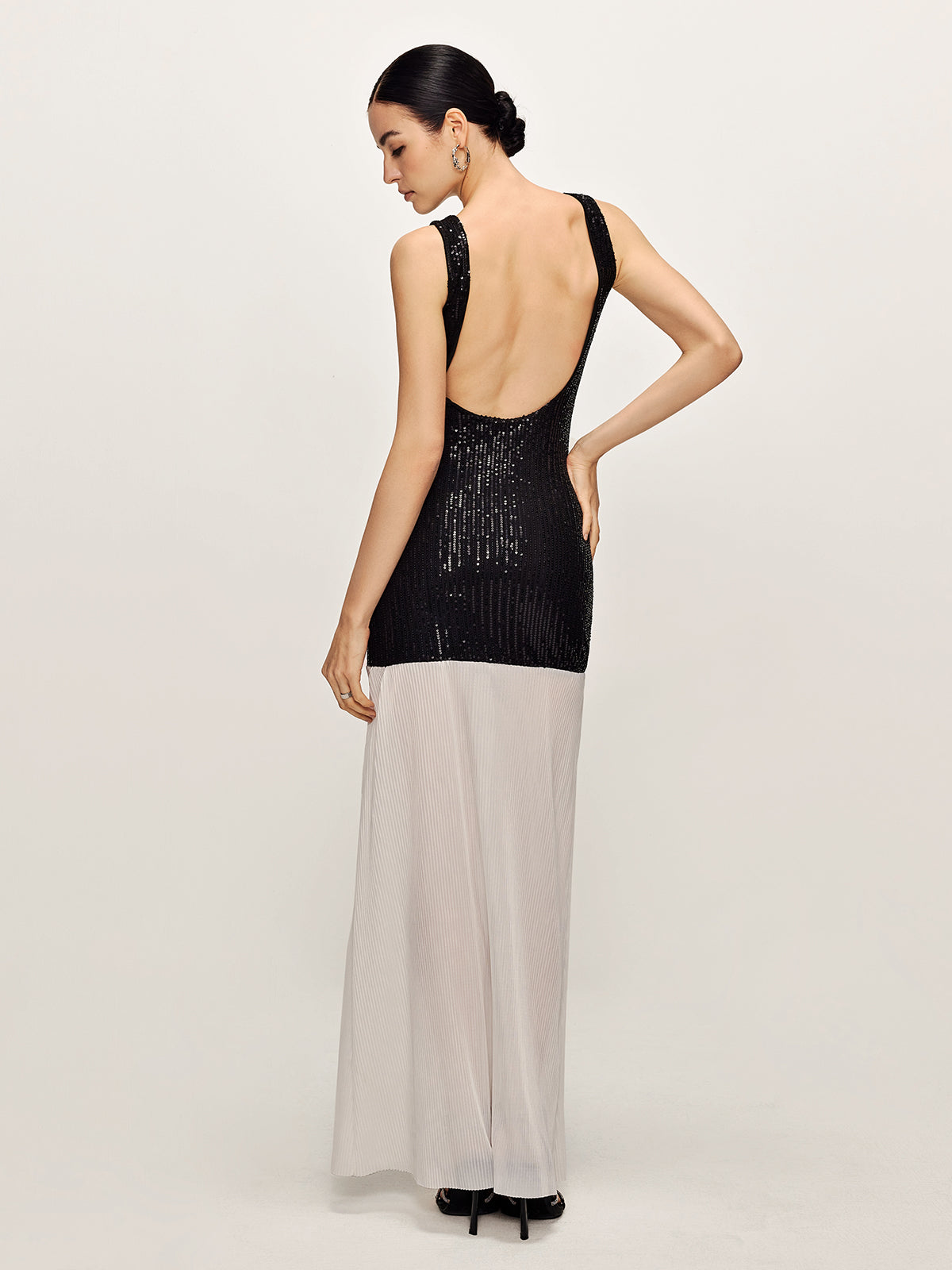 Rückenfreies Kleid mit Farbblock-Pailletteneinsatz