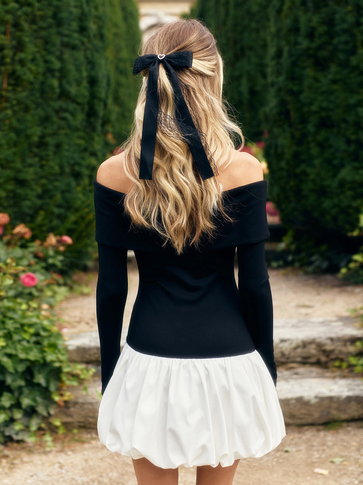 Zweifarbiges, schulterfreies Bubble-Kurzkleid
