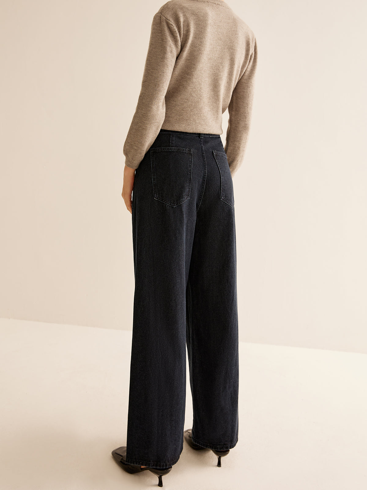 Gerade geschnittene Hose aus verwaschenem Denim mit Gürtel