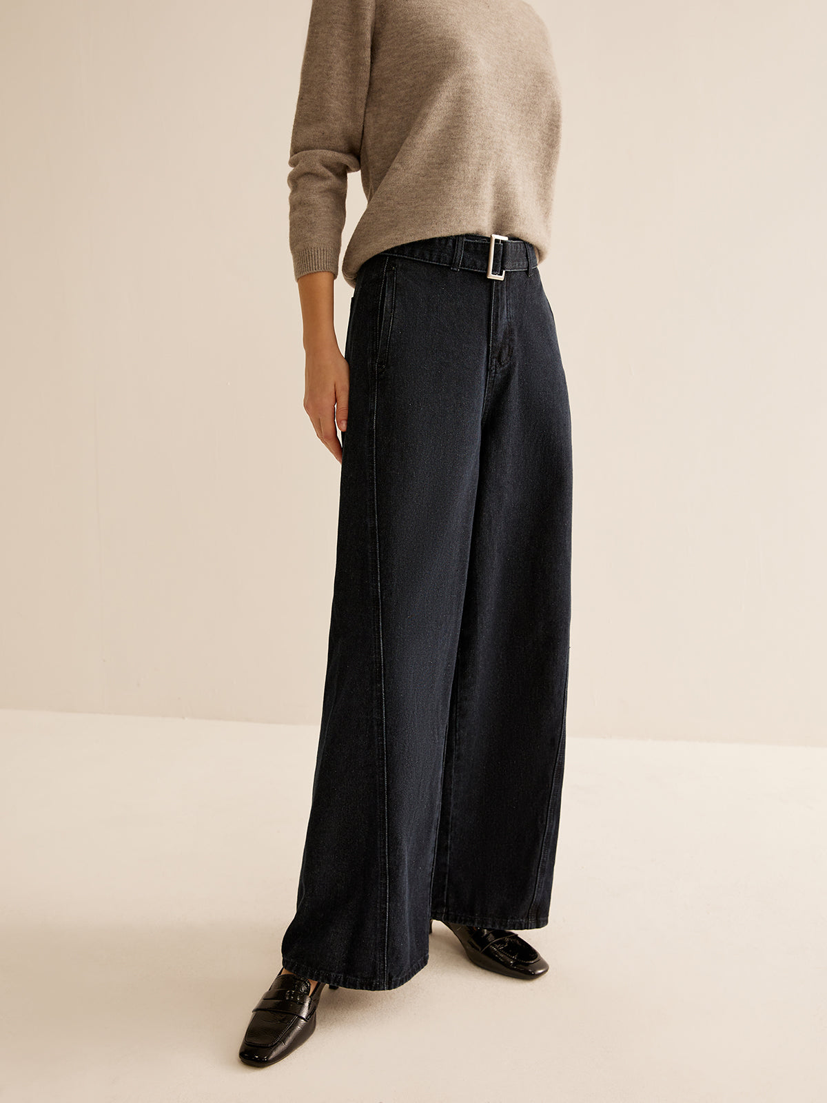 Gerade geschnittene Hose aus verwaschenem Denim mit Gürtel