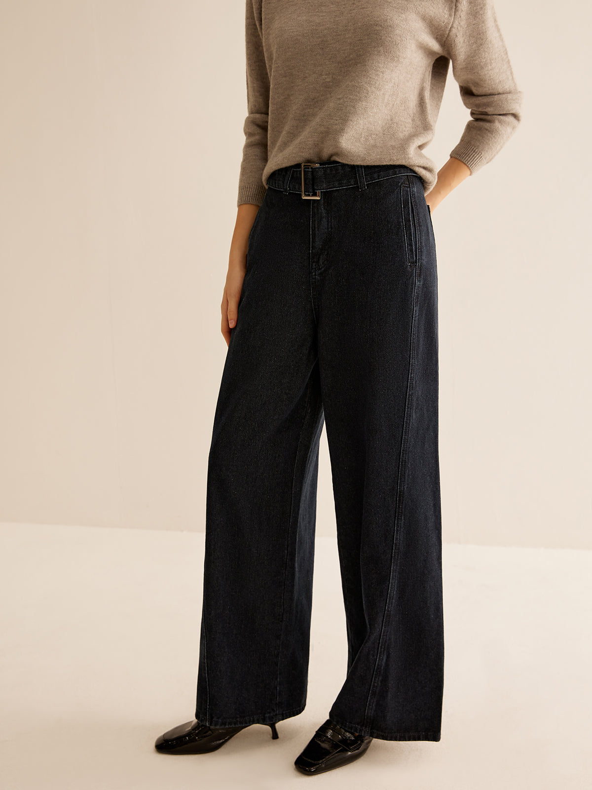 Gerade geschnittene Hose aus verwaschenem Denim mit Gürtel