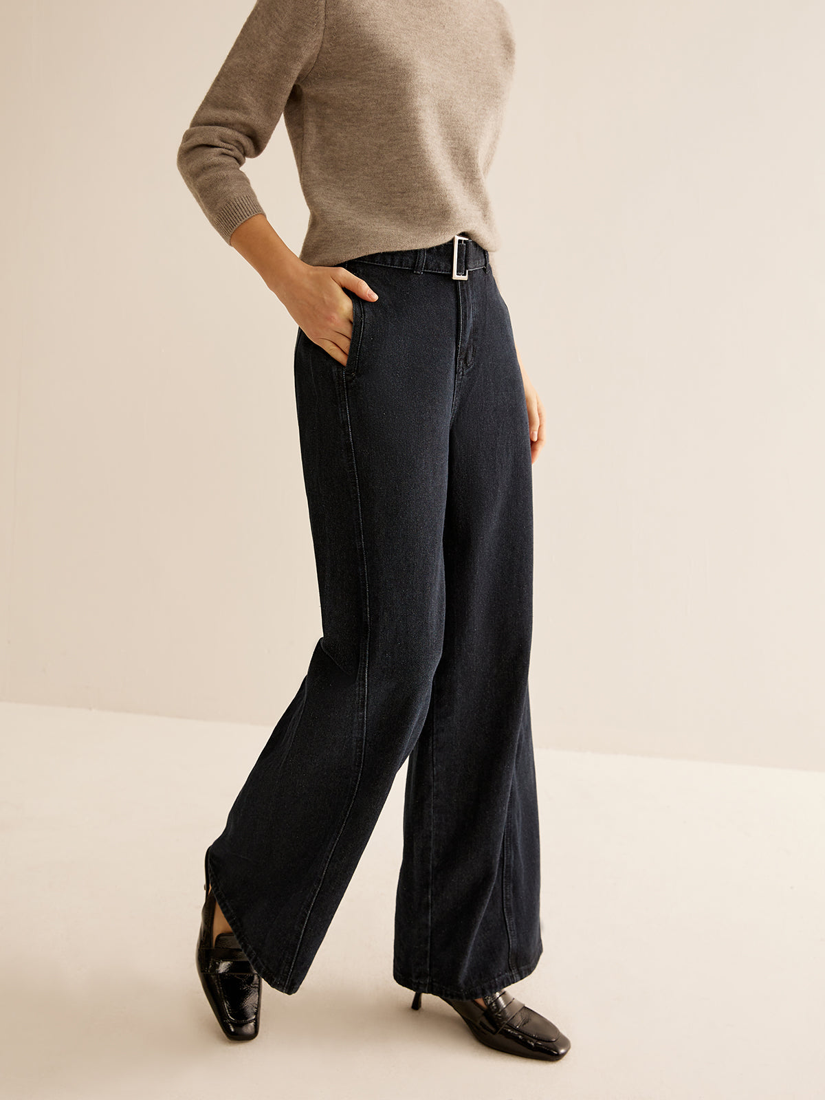 Gerade geschnittene Hose aus verwaschenem Denim mit Gürtel