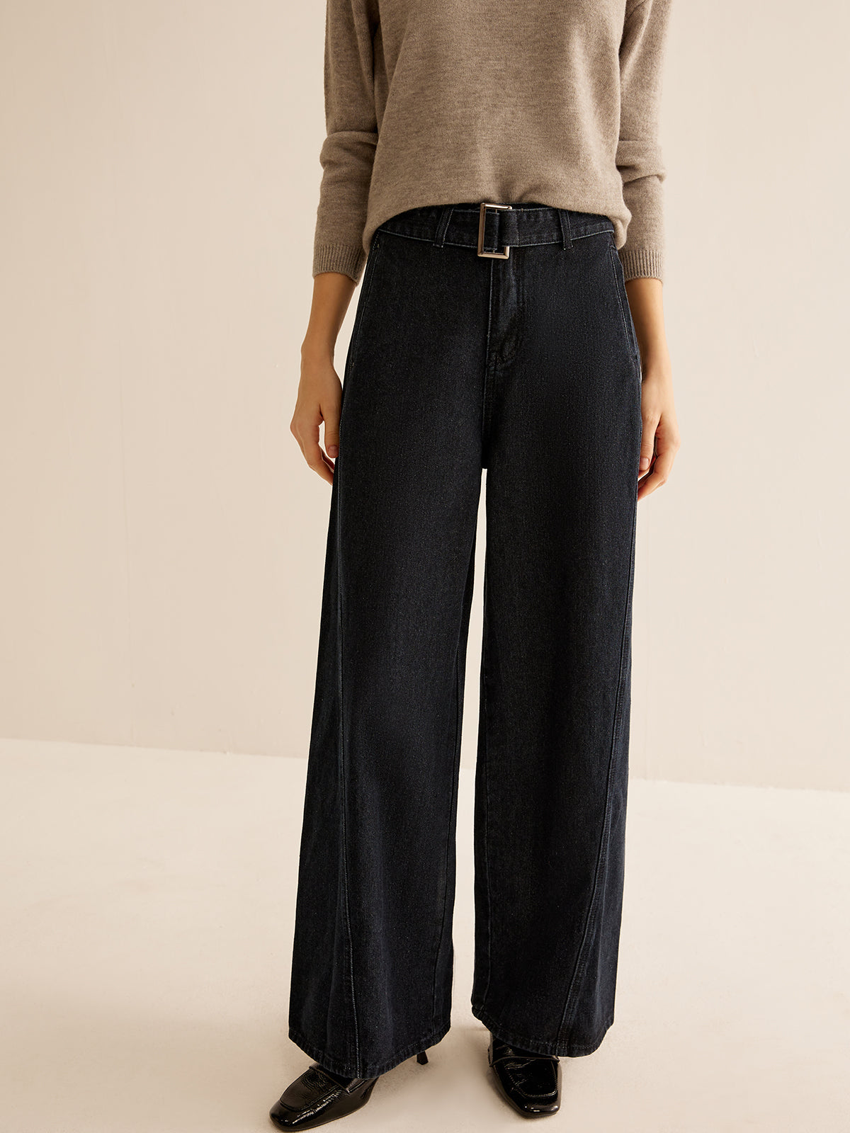 Gerade geschnittene Hose aus verwaschenem Denim mit Gürtel