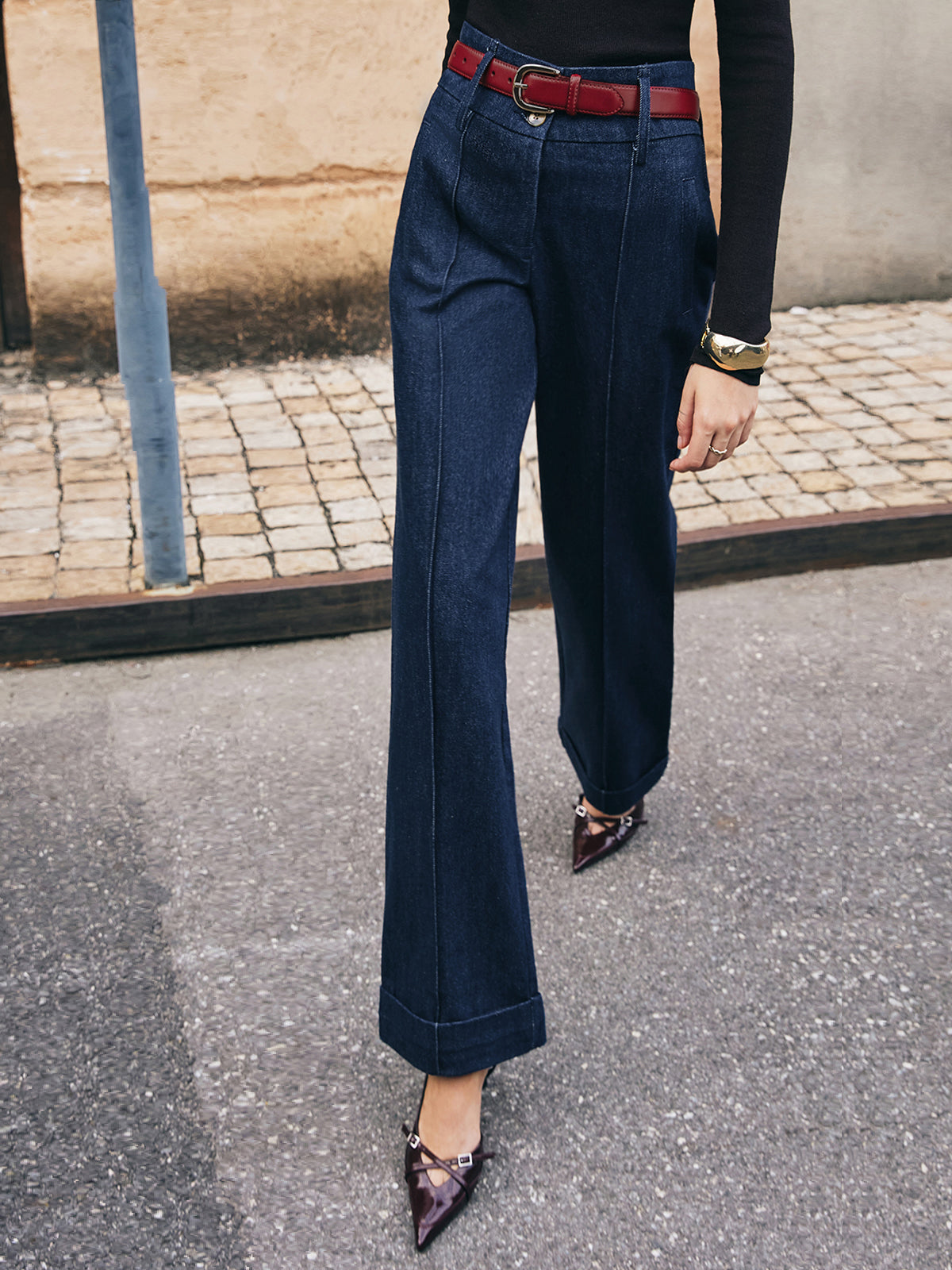 Gerade Jeans mit Paspelierung und Gürteldekor